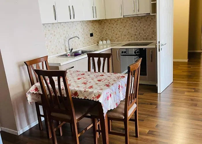 아파트 Spacious Modern 2br At Artificial Park